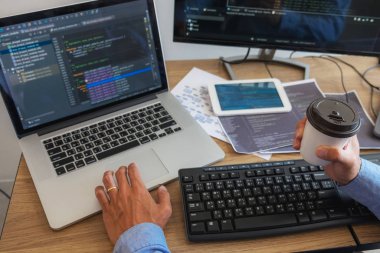 Programlama programcısı, geliştirici ve morina balığı üzerinde çalışan programcılar