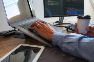 Programlama programcısı, geliştirici ve morina balığı üzerinde çalışan programcılar