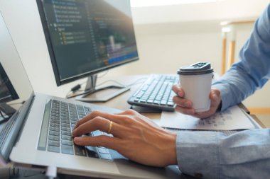 Programlama programcısı, geliştirici ve morina balığı üzerinde çalışan programcılar