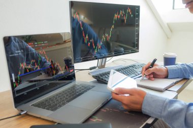 Masada ticaret yapmak, seninle dolu bir bilgisayar ekranı üzerinde çalışmaktır.