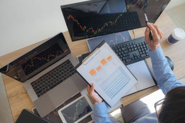 Masada ticaret yapmak, seninle dolu bir bilgisayar ekranı üzerinde çalışmaktır.