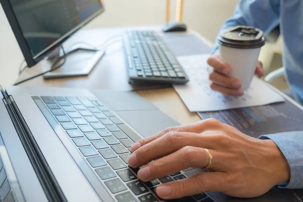 Programlama programcısı, geliştirici ve morina balığı üzerinde çalışan programcılar