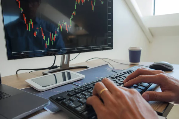 Trading sul tavolo sta lavorando su uno schermo del computer pieno di cha — Foto Stock