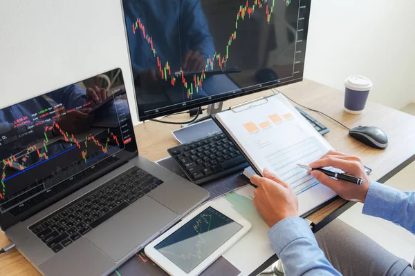 Der Handel auf dem Tisch arbeitet auf einem Computerbildschirm voller Cha-Cha-Cha-Cha-Cha-Cha-Cha-Cha-Cha-Cha-Cha-Cha-Cha. — Stockfoto