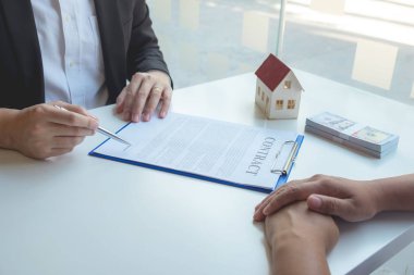 Gayrimenkul alımı veya satışı ile bir satış aracılığı ile iletişime geçmek 