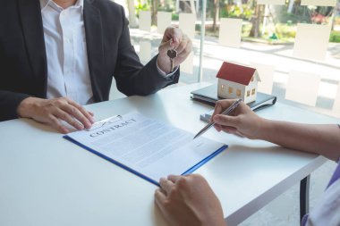 Gayrimenkul alımı veya satışı ile bir satış aracılığı ile iletişime geçmek 