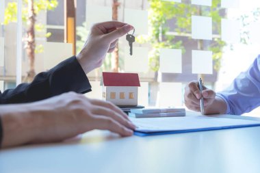 Gayrimenkul alımı veya satışı ile bir satış aracılığı ile iletişime geçmek 