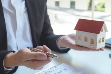Gayrimenkul alımı veya satışı ile bir satış aracılığı ile iletişime geçmek 