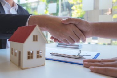 Gayrimenkul alımı veya satışı ile bir satış aracılığı ile iletişime geçmek 