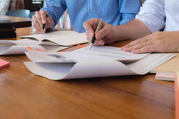 Estudar e pesquisar informações consultando professores e — Fotografia de Stock