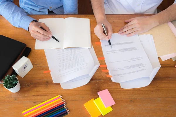 Estudiar e investigar la información consultando a los profesores y — Foto de Stock