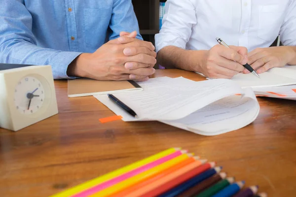 Estudiar e investigar la información consultando a los profesores y — Foto de Stock