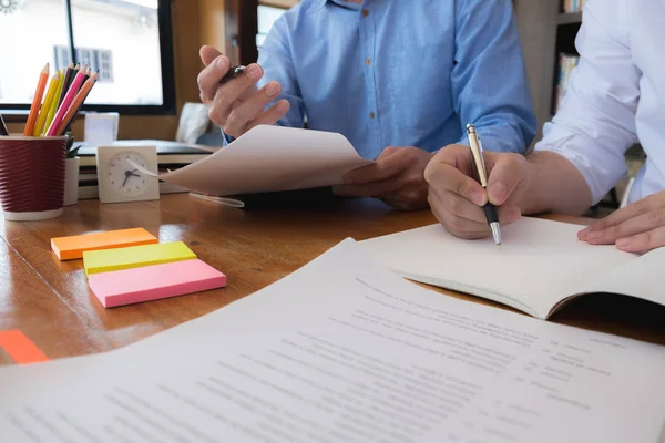 Estudiar e investigar la información consultando a los profesores y — Foto de Stock