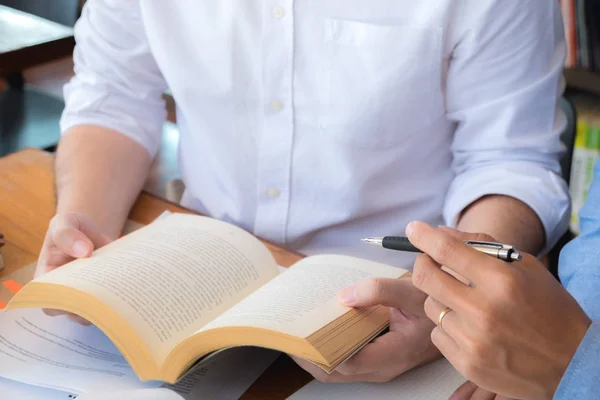 Estudiar e investigar la información consultando a los profesores y — Foto de Stock