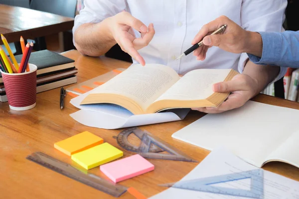 Estudiar e investigar la información consultando a los profesores y — Foto de Stock