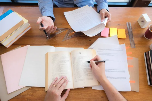 Estudiar e investigar la información consultando a los profesores y — Foto de Stock