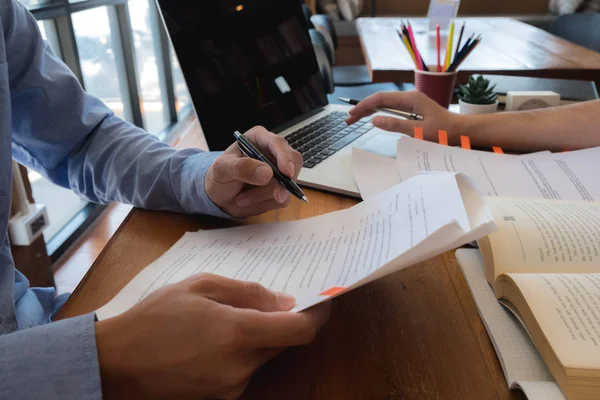 Estudiar e investigar la información consultando a los profesores y — Foto de Stock