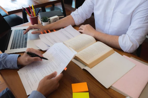 Estudiar e investigar la información consultando a los profesores y — Foto de Stock