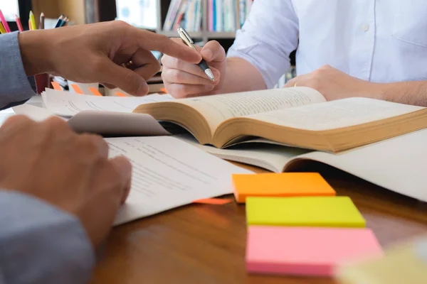 Estudiar e investigar la información consultando a los profesores y — Foto de Stock