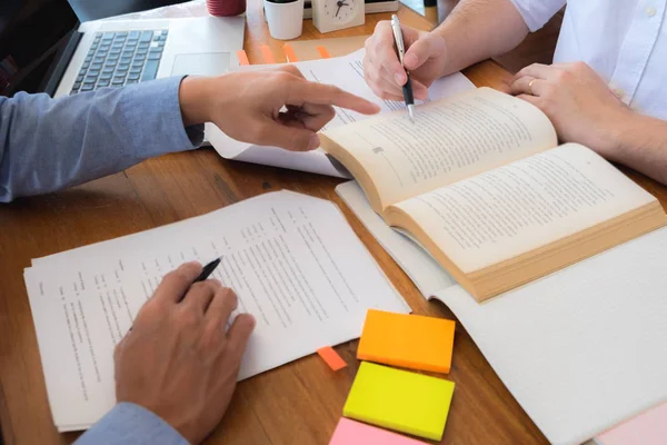 Estudiar e investigar la información consultando a los profesores y — Foto de Stock