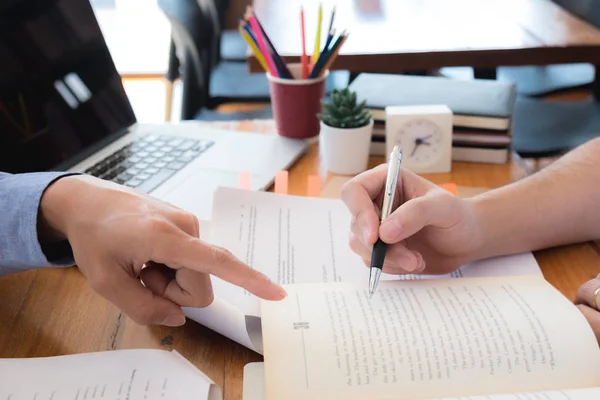 Estudiar e investigar la información consultando a los profesores y — Foto de Stock