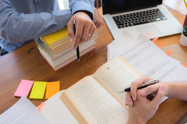 Estudiar e investigar la información consultando a los profesores y — Foto de Stock