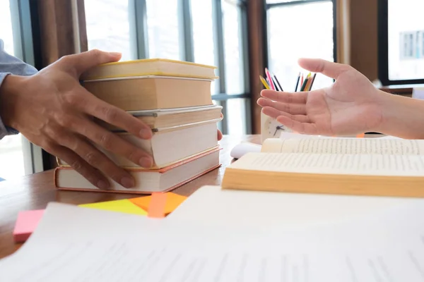 Estudiar e investigar la información consultando a los profesores y — Foto de Stock