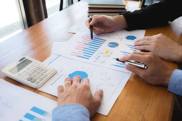 Sitzend und arbeitend, beratend und vorschlagend, prüfend — Stockfoto