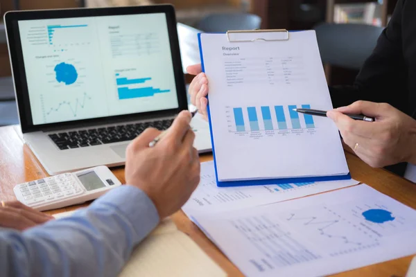 Sitzend und arbeitend, beratend und vorschlagend, prüfend — Stockfoto