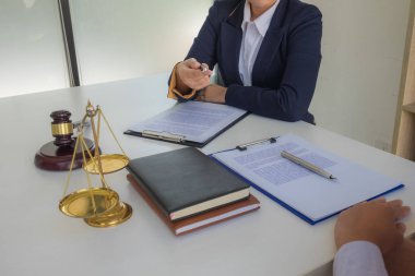 Oturan ve yasaları öneren avukat buna adil davranır.