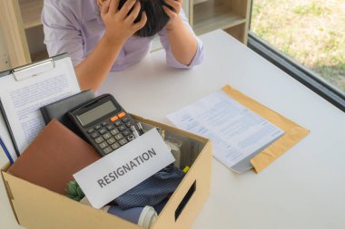 Tezgahtar kovulduğu için ofisten ayrıldı..