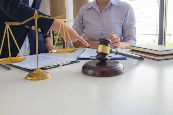 The lawyer sitting and recommending the law gives fairness to th — Stock Photo, Image