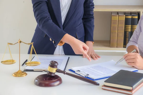 Advokaten som sitter och rekommenderar lagen ger rättvisa åt — Stockfoto