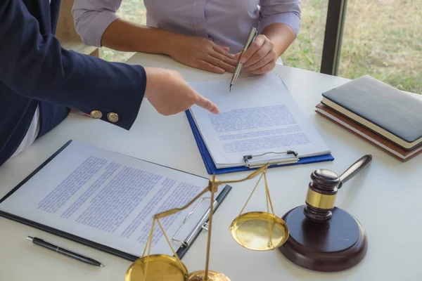 The lawyer sitting and recommending the law gives fairness to th — Stock Photo, Image