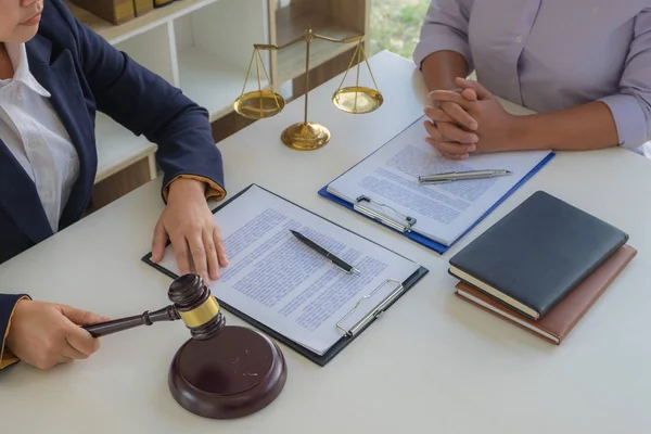 The lawyer sitting and recommending the law gives fairness to th — Stock Photo, Image