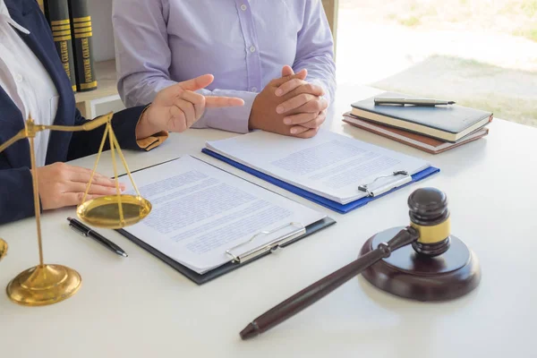 De advocaat zit en beveelt de wet geeft eerlijkheid aan th — Stockfoto