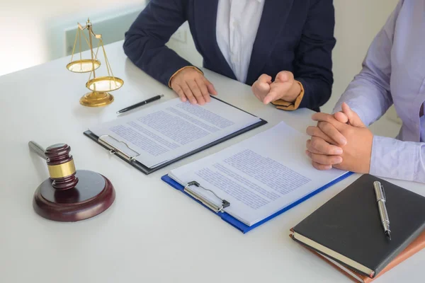 The lawyer sitting and recommending the law gives fairness to th — Stock Photo, Image