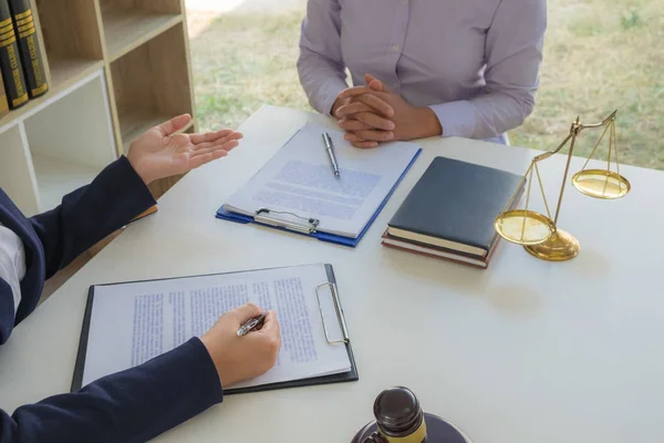 The lawyer sitting and recommending the law gives fairness to th — Stock Photo, Image