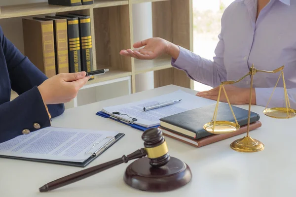 O advogado sentado e recomendando a lei dá equidade ao th — Fotografia de Stock