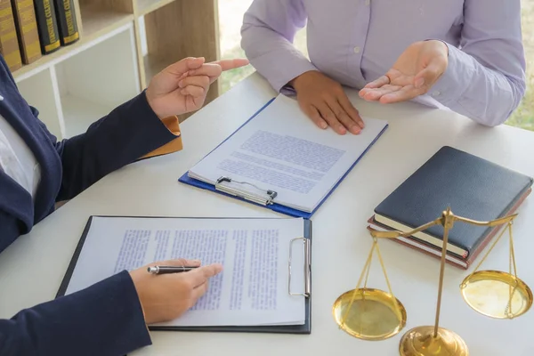 The lawyer sitting and recommending the law gives fairness to th — Stock Photo, Image