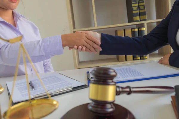 Advokaten som sitter och rekommenderar lagen ger rättvisa åt — Stockfoto