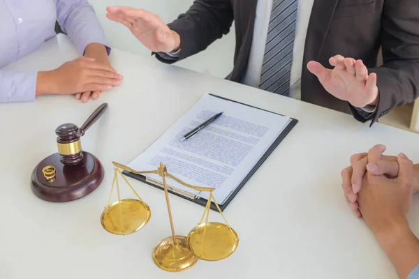 Advokater arbetar för att ge råd om rättvisa och skilsmässa. — Stockfoto