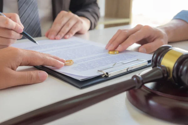 Gli avvocati lavorano per consigliare la legge sull'equità e il divorzio . — Foto Stock