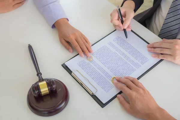 Gli avvocati lavorano per consigliare la legge sull'equità e il divorzio . — Foto Stock