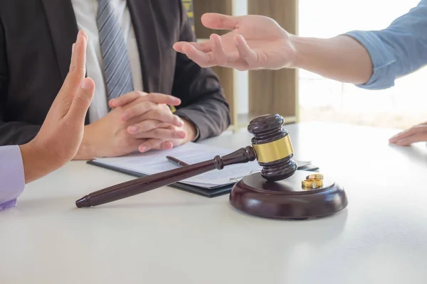 Attorneys work to advise the law about fairness and divorce. — Stock Photo, Image