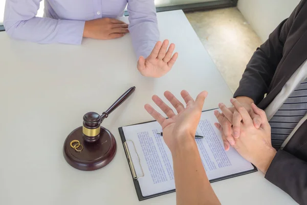 Адвокаты работают, чтобы консультировать закон о справедливости и разводе . — стоковое фото