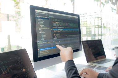 Programcılar kodlama ve kodlama teknol geliştirme üzerinde çalışırlar