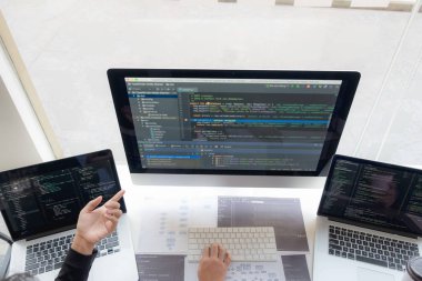 Programcılar kodlama ve kodlama teknol geliştirme üzerinde çalışırlar