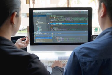 Programcılar kodlama ve kodlama teknol geliştirme üzerinde çalışırlar
