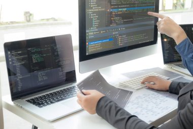 Programcılar kodlama ve kodlama teknol geliştirme üzerinde çalışırlar